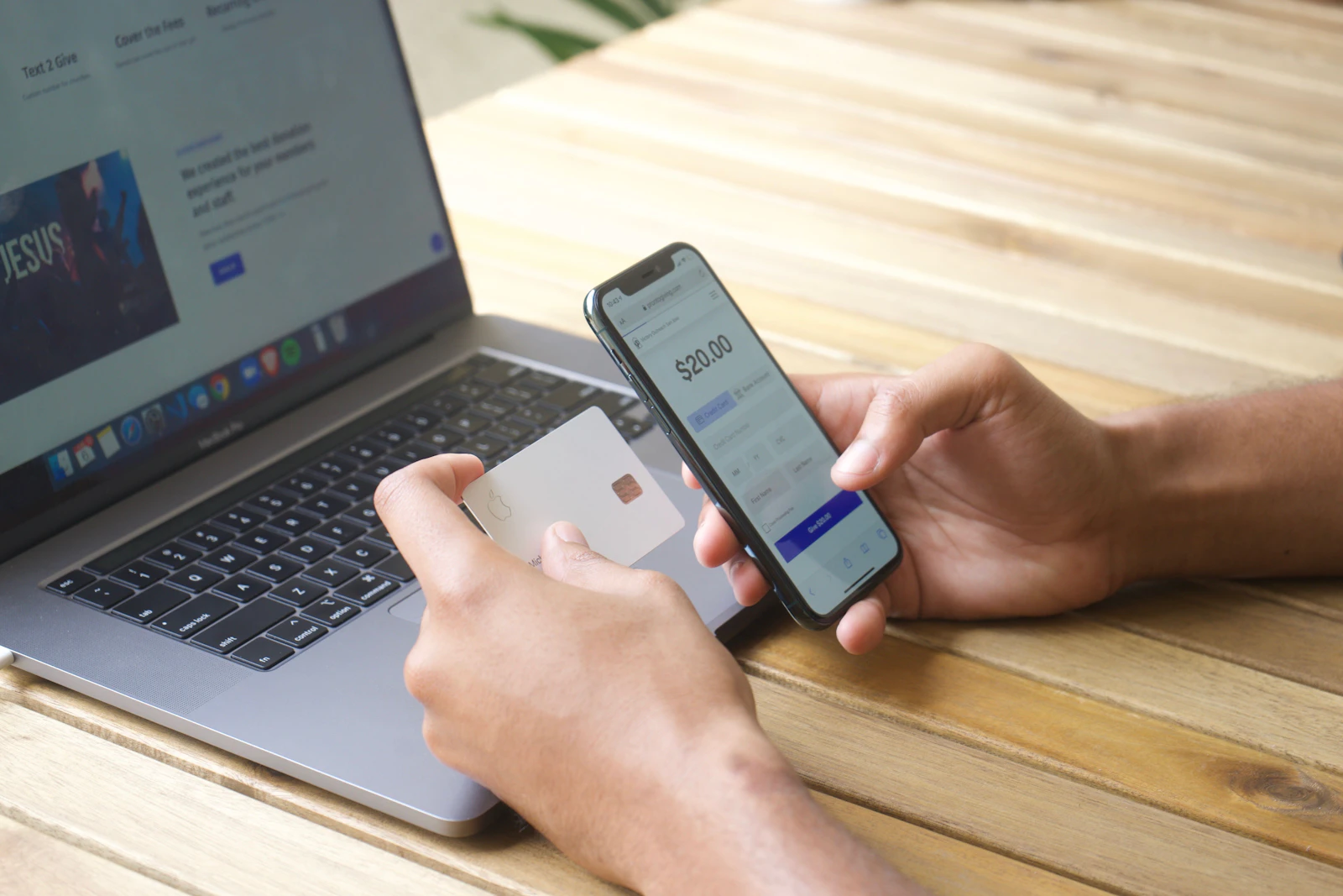 Bilgisayar, telefon ve kartla çevrim içi ödeme